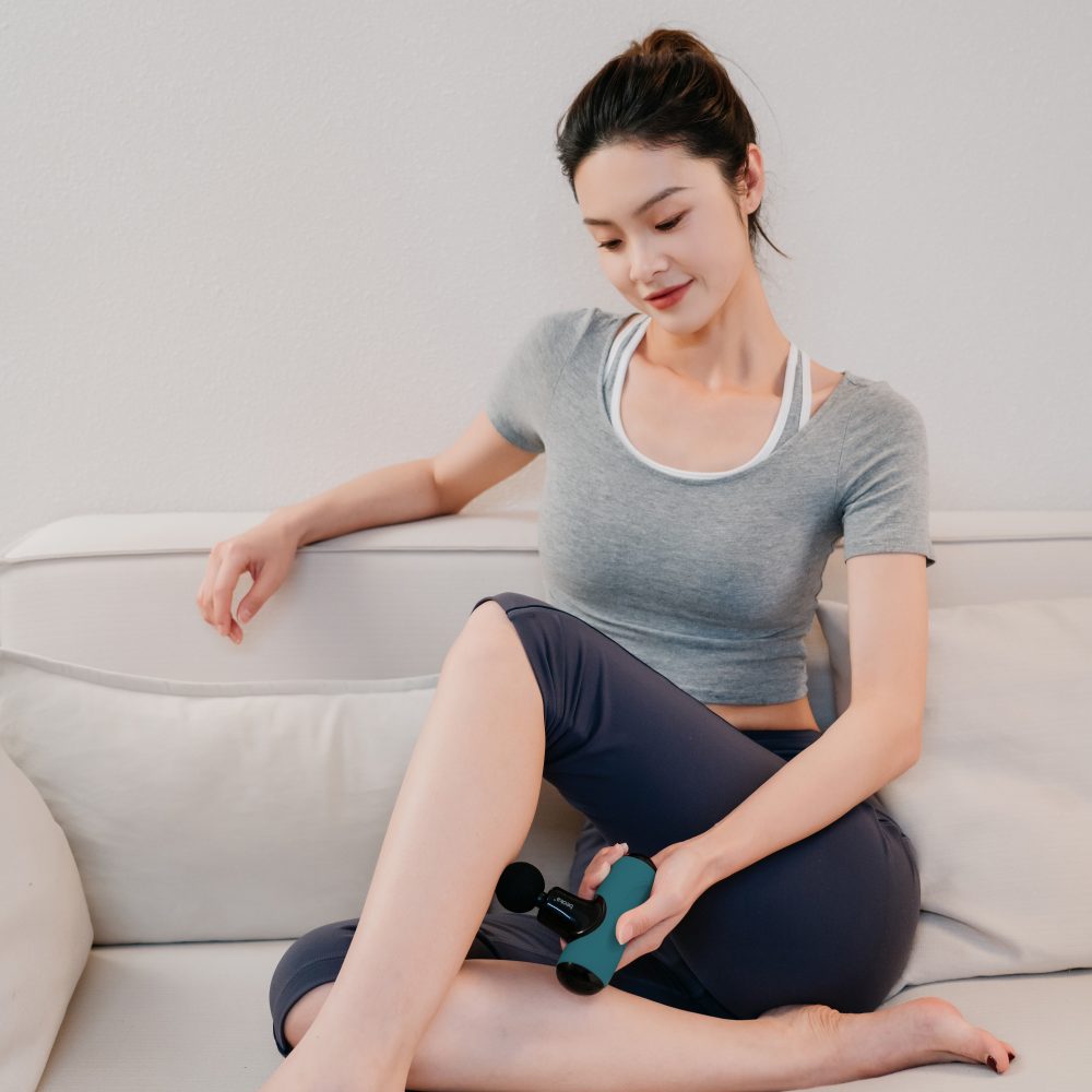 Girls massaging leg with Mini Q1